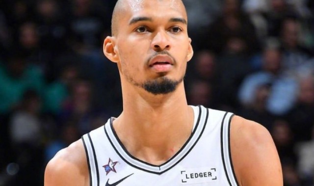 熊猫体育团队-雷霆躺升联盟第一！马刺力克活塞豪取9连胜 文班21+17+6帽