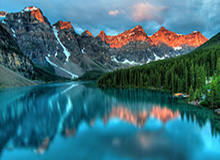 载誉而归，中国足协秘书长袁永清一行为归来的球员戴上花环